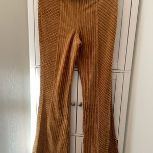 ⭐️ Free People Soft Velvet Flared Pull On Pant ⭐️